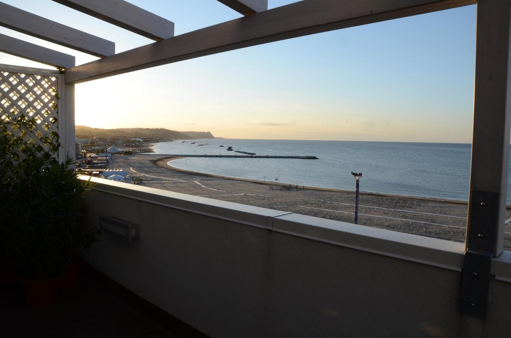 Hotel Astoria Pesaro Esterno foto