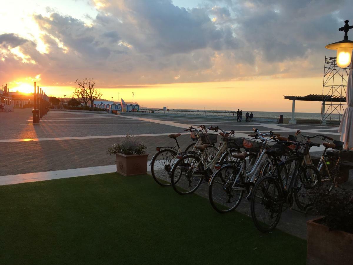 Hotel Astoria Pesaro Esterno foto